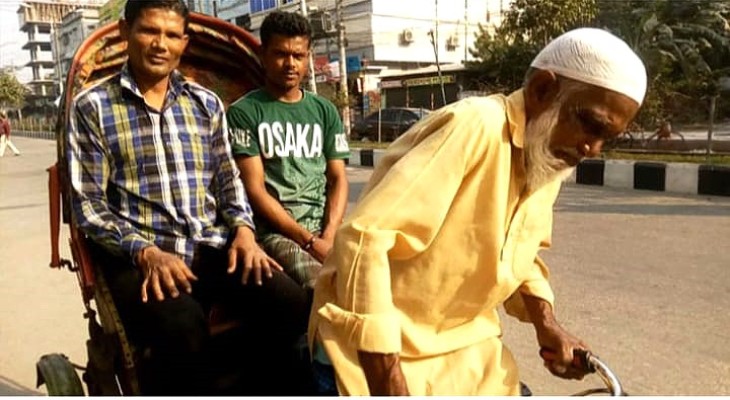 বার্ধক্যের ভার নিয়েও থামে না রিকশার চাকা